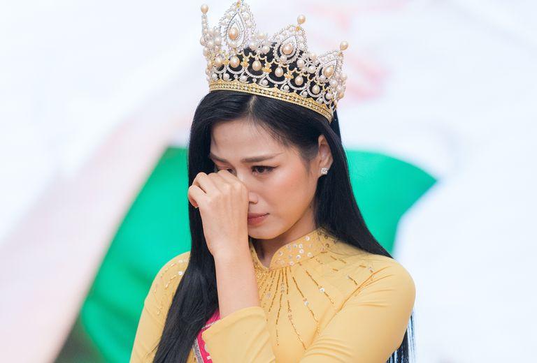 Nhăn mặt gỡ tay đồng nghiệp nam ra khỏi eo khi chụp hình, Đỗ Thị Hà nói gì?