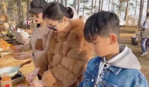 Khoảnh khắc thân thiết của con trai Lệ Quyên và người tình của mẹ