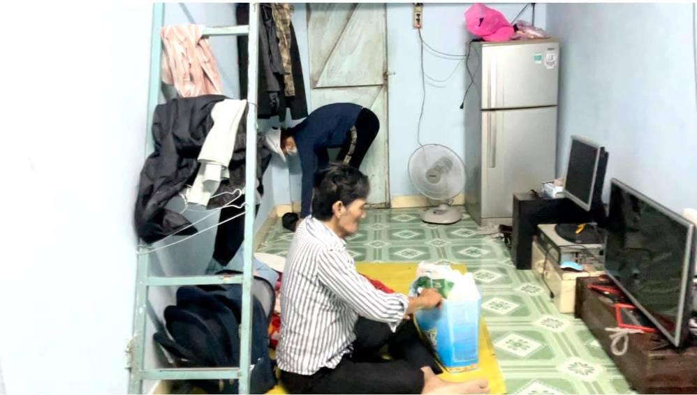 Cận cảnh căn phòng trọ 20m2 tồi tàn của nghệ sĩ Thương Tín, chạy xe ôm sinh nhai mùa Covid