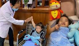 Bé gái rơi từ tầng 12 nở nụ cười tươi rói, xuất viện sau 5 ngày điều trị