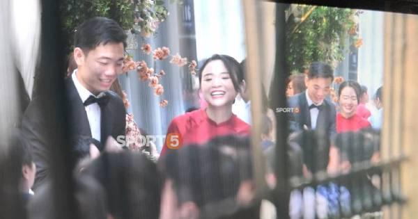 Lương Xuân Trường và Nhuệ Giang cười hạnh phúc, sánh vai nhau trong đám hỏi