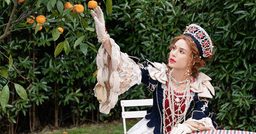 MXH tranh cãi khi Lý Nhược Đồng chơi phong cách Lolita ở tuổi 55