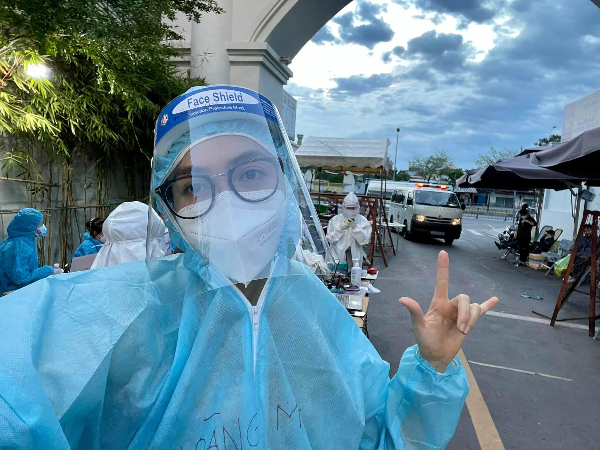 Á hậu Hoàng My mặc đồ bảo hộ làm tình nguyên viên trong khu cách ly