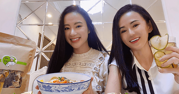 Mẹ ruột Angela Phương Trinh ngày càng trẻ trung, sành điệu ở tuổi U60