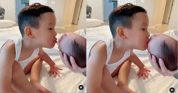 Phạm Hương khoe ảnh hai quý tử, anh cả Maximus âu yếm em trai