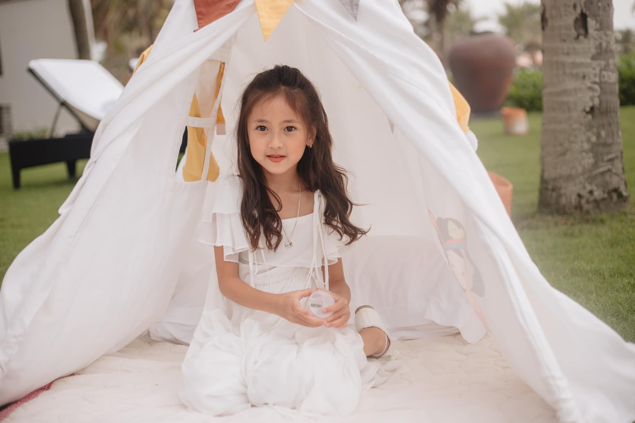 Hà Kiều Anh khoe con gái 6 tuổi xinh như thiên thần khiến Thụy Vân, Xuân Lan trầm trồ khen ngợi