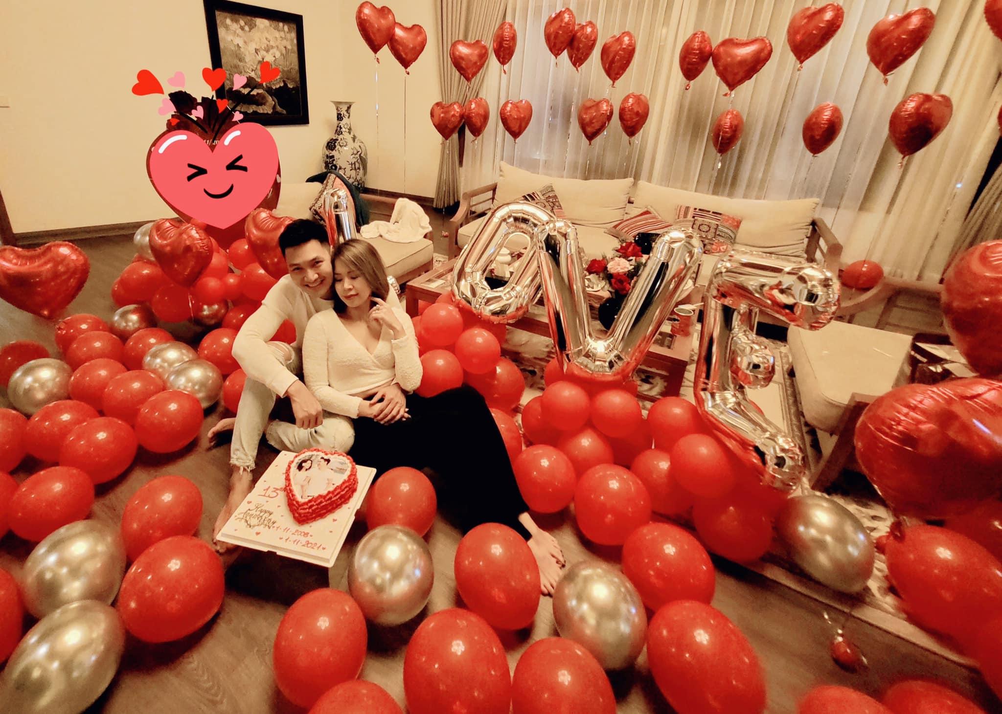 Mạnh Trường tổ chức tiệc bể bơi lãng mạn mừng 13 năm ngày cưới, bà xã "tan chảy với anh chồng"