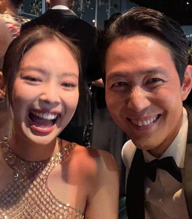 Jennie (BLACKPINK) hớn hở ra mặt khi chụp ảnh cùng idol của mẹ