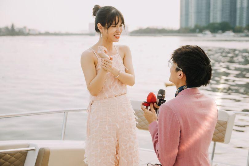 Cặp đôi "tư vấn tuổi hồng" đình đám Tizi Đích Lép đính hôn sau 9 năm yêu