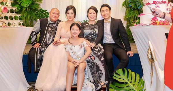 Ông xã NSND Hồng Vân một tay chăm sóc 2 con riêng của vợ suốt 20 năm, được các con gọi là ông Bụt