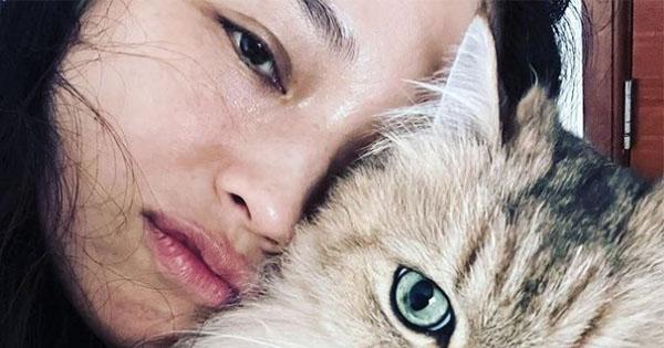 Thư Kỳ selfie mặt mộc cam thường ở tuổi U50: Mắt thâm, môi khô vẫn quyến rũ khó tin