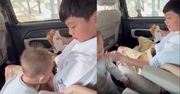 Leon dậy sớm đưa anh hai Subeo đi học, còn đặc biệt hôn tay anh đầy tình cảm