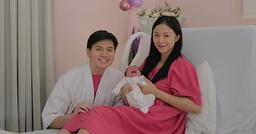 Hôm qua sao làm gì (4/4): Salim và chồng thiếu gia đón con gái đầu lòng