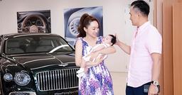Vợ Chi Bảo bế con trai đi nhận xe hơi 20 tỷ chồng tặng