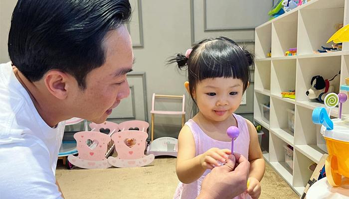 Đàm Thu Trang lên đồ sành điệu cho con gái, tiết lộ tính cách chuẩn "tiểu thư nhà giàu" của bé