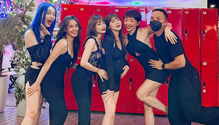 Hoàng Touliver tạo dáng bên hội bạn thân của Tóc Tiên càng nhìn càng... lạ lắm