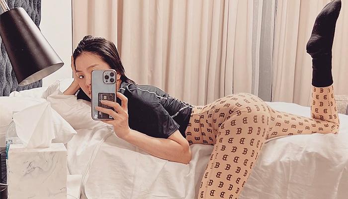 Lệ Quyên tự nhận "trẻ mãi không già", tạo dáng khó trên giường