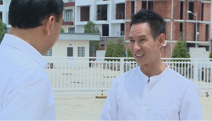 Lý Hải 8 tuổi đã đi bán hàng rong, nhà nghèo nhất lớp, bị gọi là Hải “tivi" vì chuyên mặc quần vá