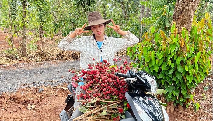 Không thể trở về TP.HCM sau dịp lễ, H'Hen Niê quyết định làm nông dân ở quê