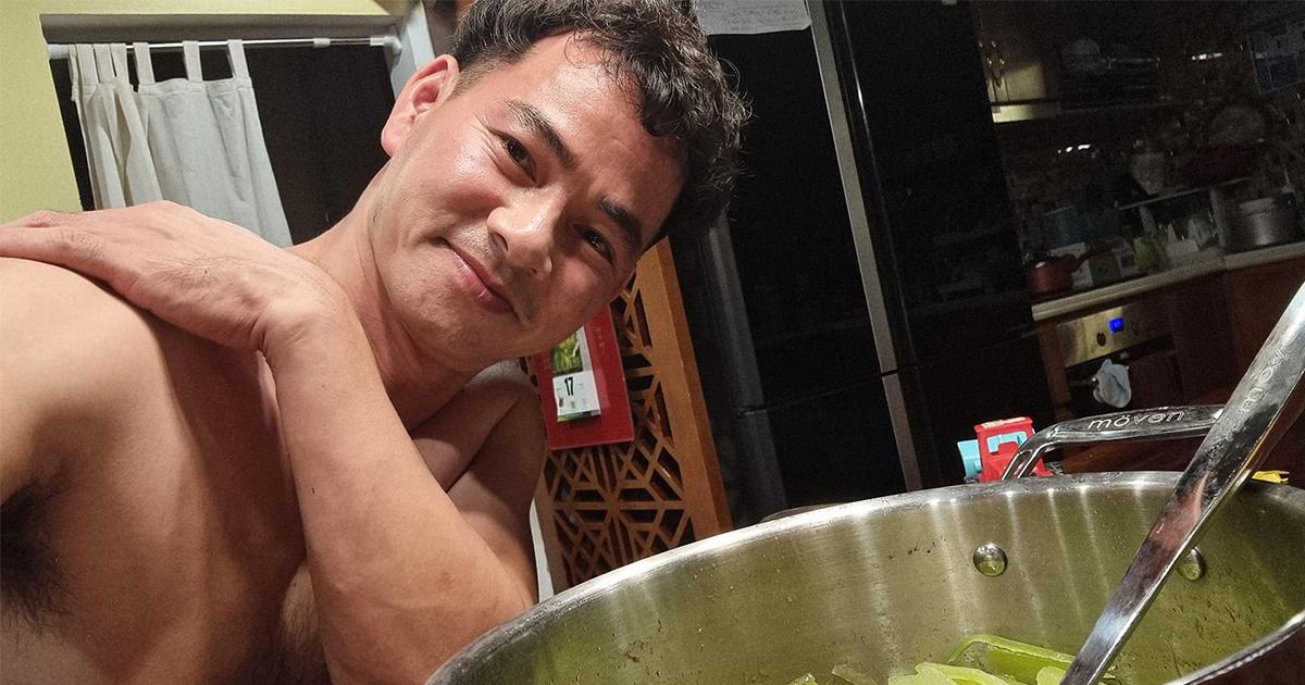 Đi diễn về khuya, Xuân Bắc ăn cơm nguội với canh bí nấu suông vợ để phần