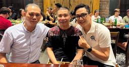 Bà xã Công Lý lại xúc động lúc nửa đêm chỉ vì một nụ cười của chồng khi được quay lại đóng phim