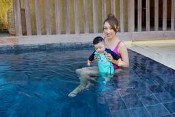 Quý tử nhà Chi Bảo mới 6 tháng tuổi đã bị mẹ bắt ra bơi mấy vòng hồ