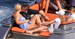 Cậu út nhà Beckham hôn say đắm bạn gái trước mặt em gái Harper