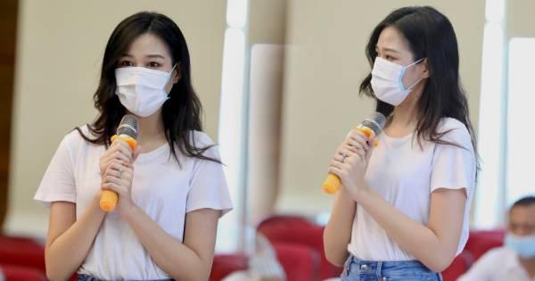 Hoa hậu Đỗ Thị Hà lộ ánh mắt rưng rưng sau lớp khẩu trang y tế