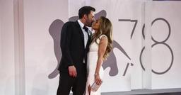 Ben Affleck bảo vệ Jennifer Lopez trước fan cuồng trên đường trở về Mỹ