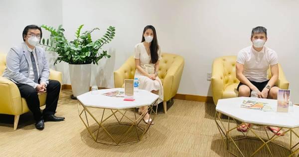 Lý do Thủy Tiên livestream ở ngân hàng và con dấu trong tay Công Vinh