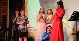 Quản lý Phi Nhung đăng ảnh hoài niệm nữ ca sĩ, 4 con nuôi nay chỉ gắn tên 3