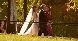 Tỷ phú Bill Gates và vợ cũ cùng dắt tay con gái vào lễ đường