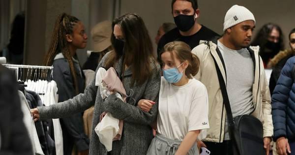 Angelina Jolie và con gái út đi chợ mua quần áo