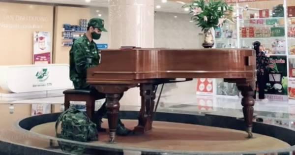 Anh lính biên phòng chơi piano trong bệnh viện, netizen trầm trồ: Đại úy Ri của đời thực là đây!