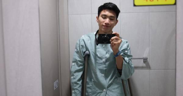 Hình ảnh đầu tiên của Đoàn Văn Hậu sau cuộc phẫu thuật tại Hàn: Tay chống nạng vẫn vào WC selfie