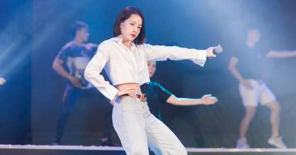 Chi Pu tất bật chạy show ở Mỹ, vừa hát ở khách sạn đã "quẩy" trên bar