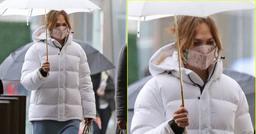 Vắng Ben Affleck, Jennifer Lopez để mặt mộc, một mình đi dưới mưa rét