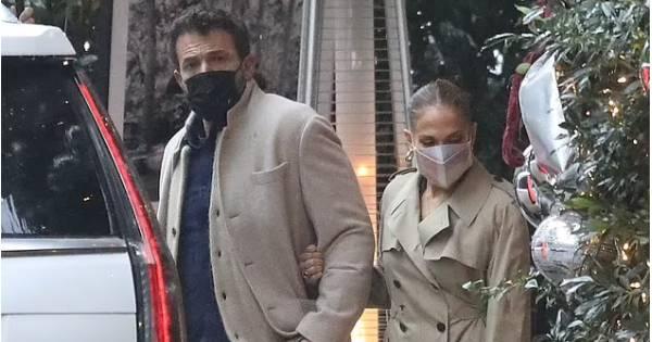 Đi ăn cùng Jennifer Lopez, hành động sau bữa ăn của Ben Affleck gây chú ý