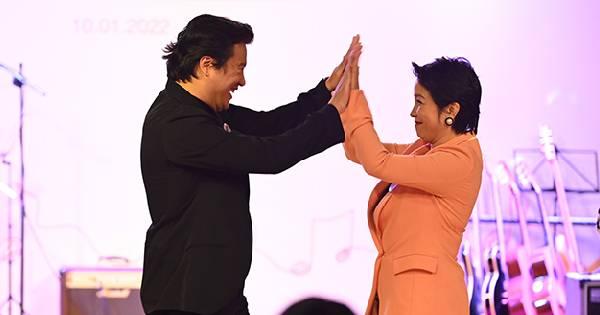 Khác với sự tự tin trên sân khấu, Mỹ Anh bên Mỹ Linh rất e thẹn