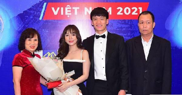 Bạn gái hơn tuổi của cầu thủ Hoàng Đức: Bà chủ thẩm mỹ viện, sở hữu đường cong hơn đường đua