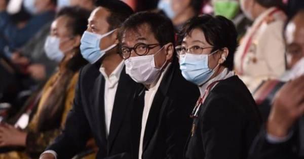 Ở tuổi 67, ngôi sao võ thuật Thành Long đi lại phải có 2 người dìu