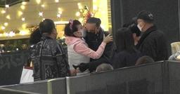 Vô tư như mẹ Tạ Đình Phong: Ôm hôn chồng cũ trước mặt chồng mới