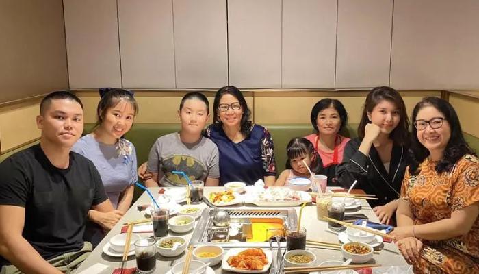 Đăng ảnh cả nhà đi ăn, Lê Phương hé lộ quan hệ của mẹ chồng với con riêng