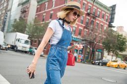 5 cách phối đồ với quần yếm jeans để trở nên năng động hơn