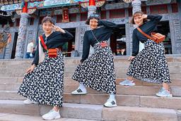 Bất ngờ với thời trang tương đồng của ba chị em sinh 3