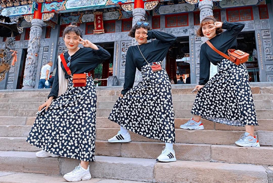 Bất ngờ với thời trang tương đồng của ba chị em sinh 3