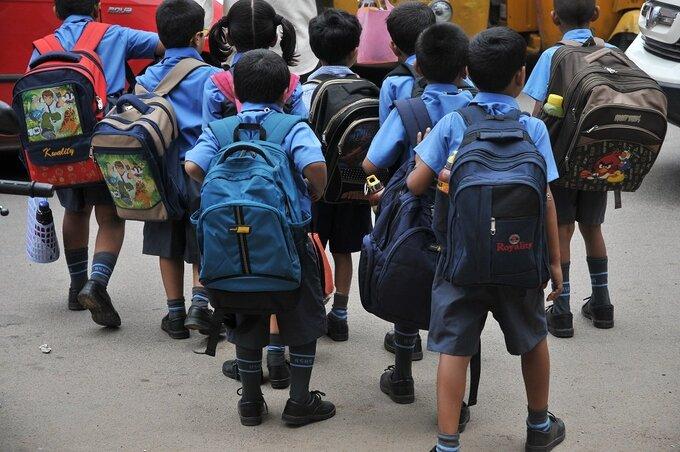 Chuyện gia Mỹ cảnh báo mối nguy hại đối với trẻ em từ chiếc cặp sách