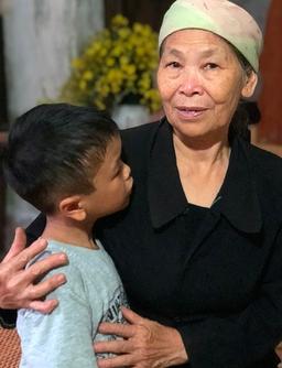 Bé trai 9 tuổi bị bố bạo hành gần 3 năm