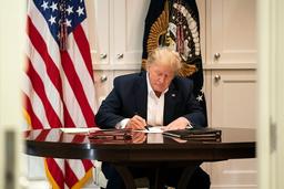 Hình ảnh Trump "làm việc miệt mài" khi đang điều trị Covid-19 gây nghi ngờ