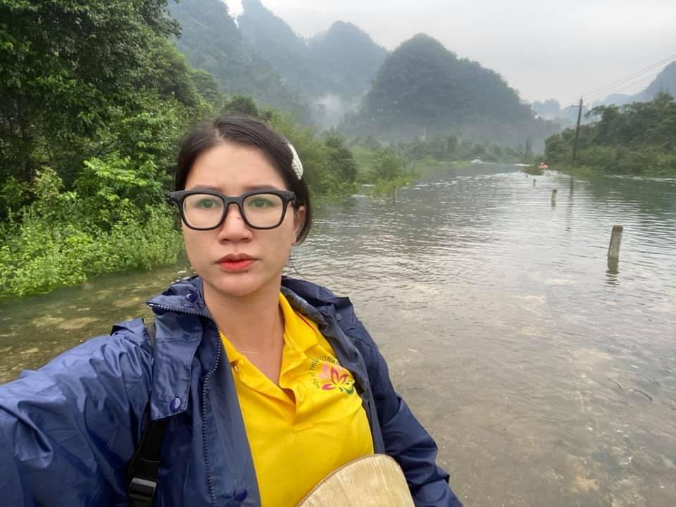 Người mẫu Trang Trần "vượt lũ" đến Quảng Bình hỗ trợ bà con gặp nạn